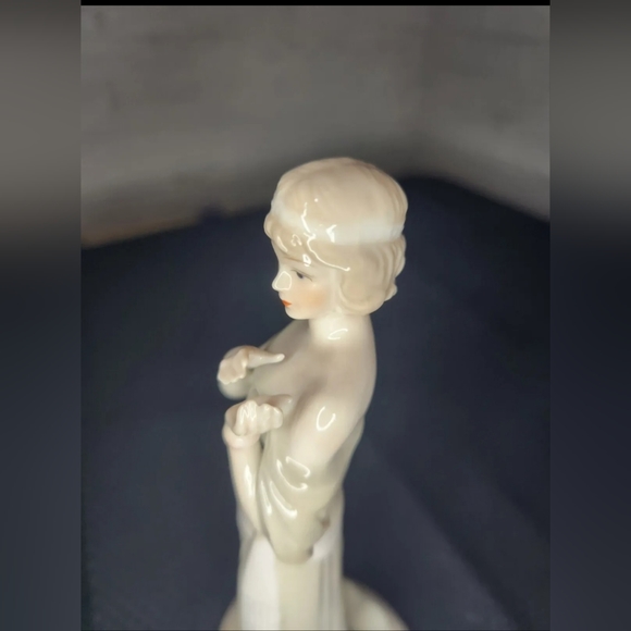 Porcelain Flapper Girl Figurine - Picture 10 of 10
